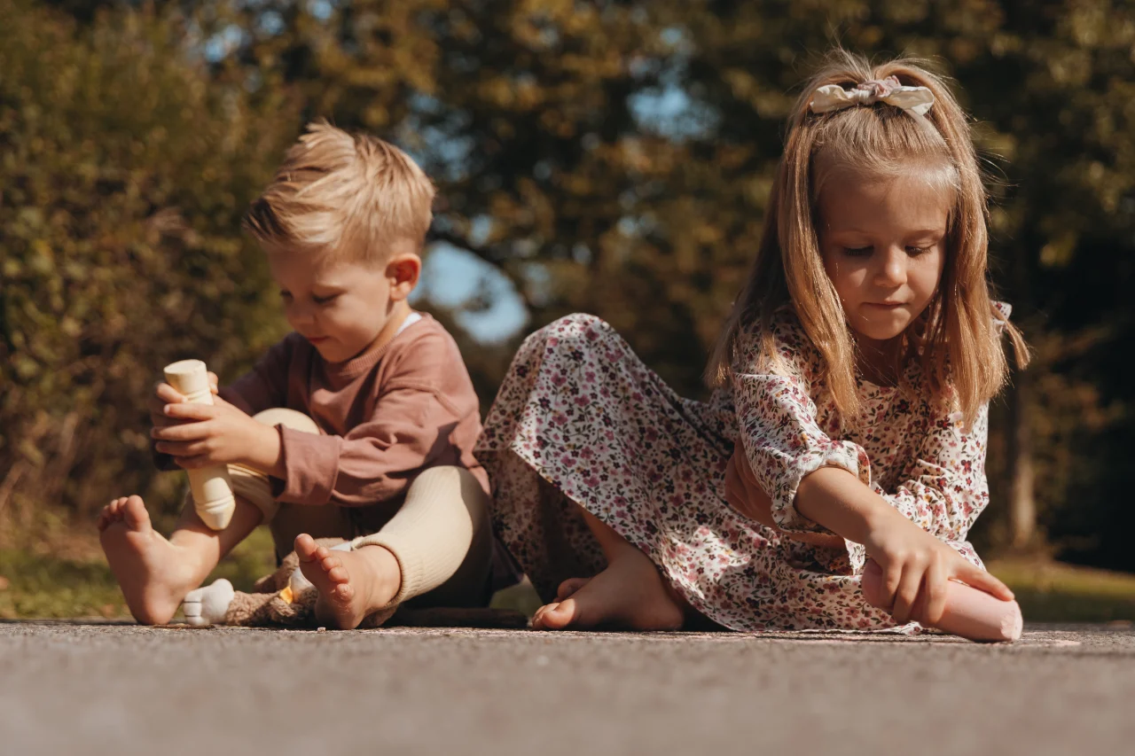Zwei Kinder spielen gemeinsam im Freien