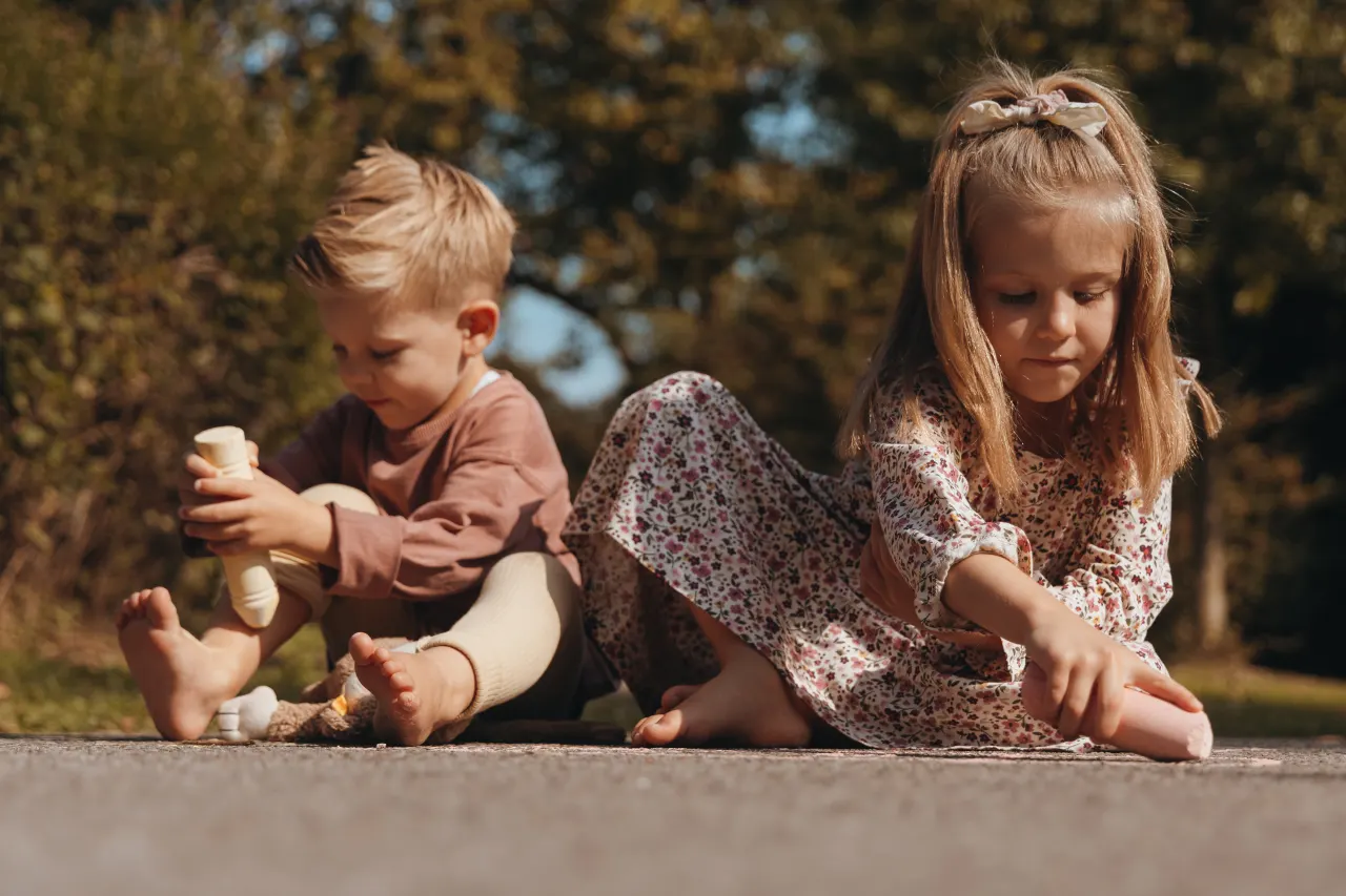 Kinder spielen in warmem Abendlicht
