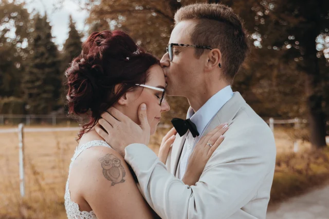 Hochzeitspaar in einem innigen Moment