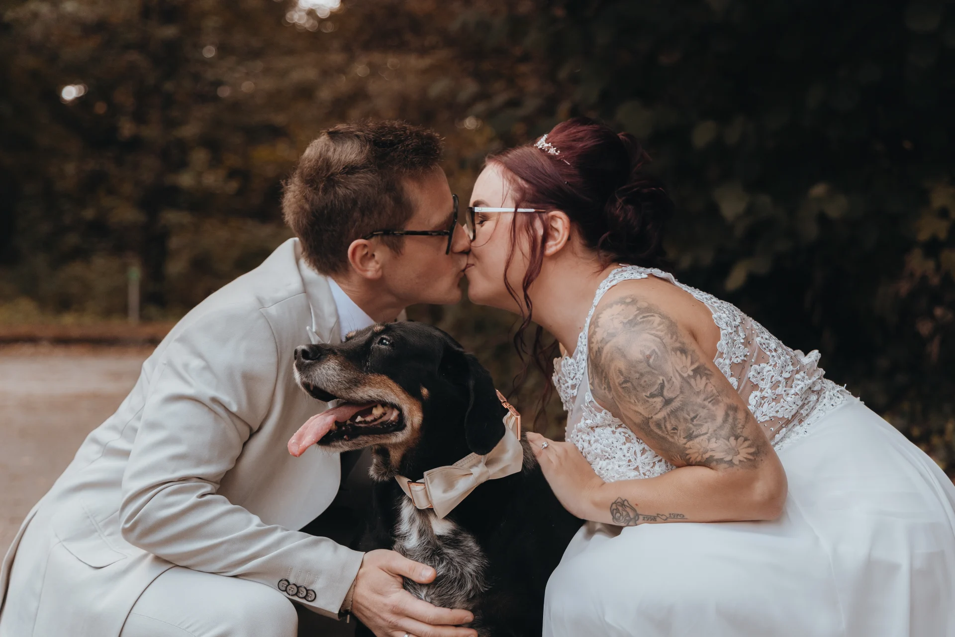 Hochzeitspaar mit Hund in einem persönlichen Moment