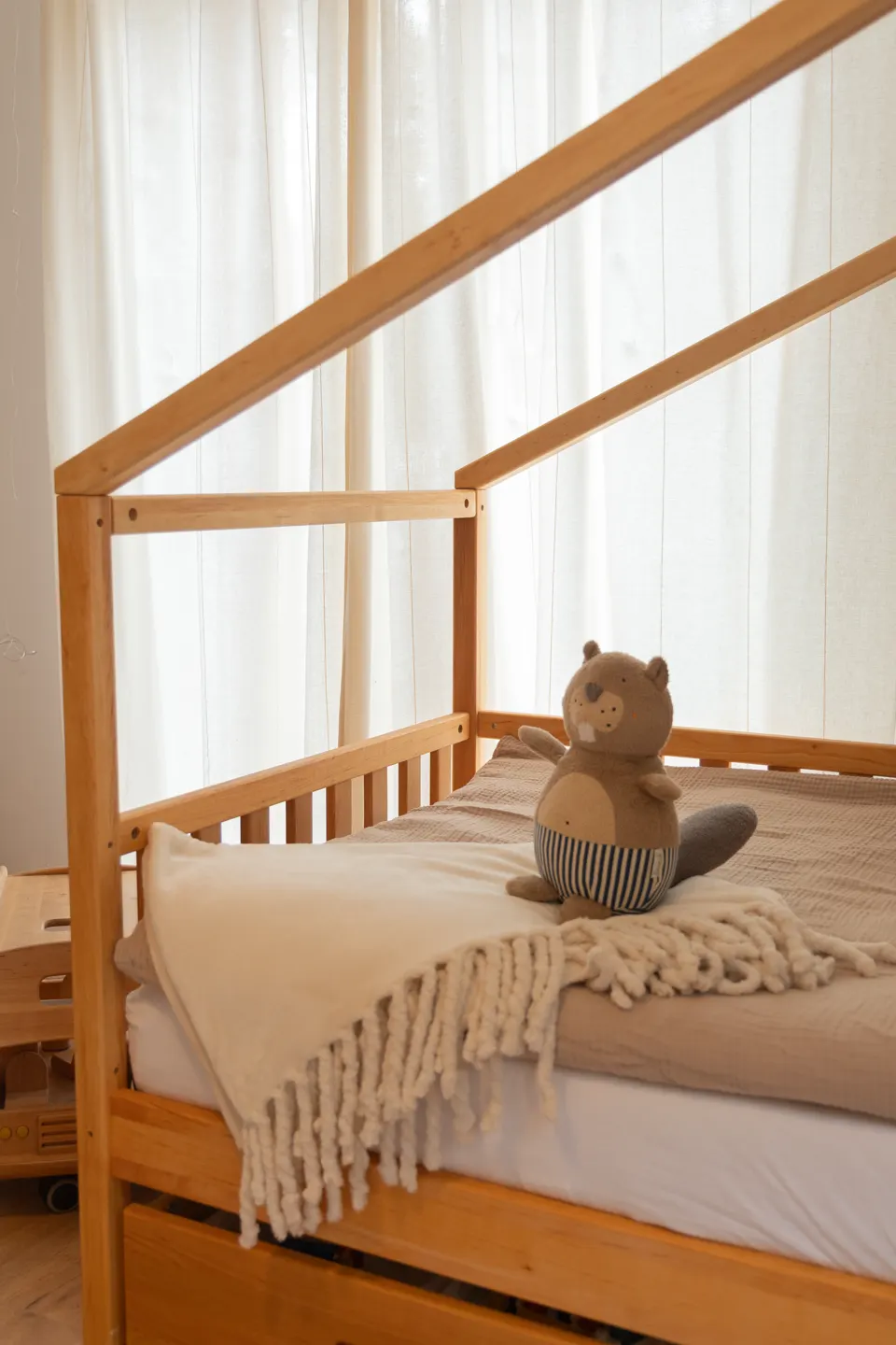 Hausbett im Anschnitt mit Dachgiebel aus Holz