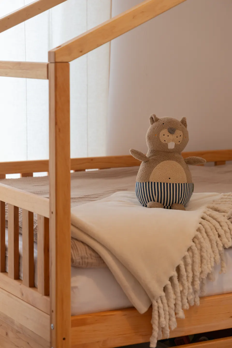 Bettrahmen aus Massivholz mit Kuscheltier