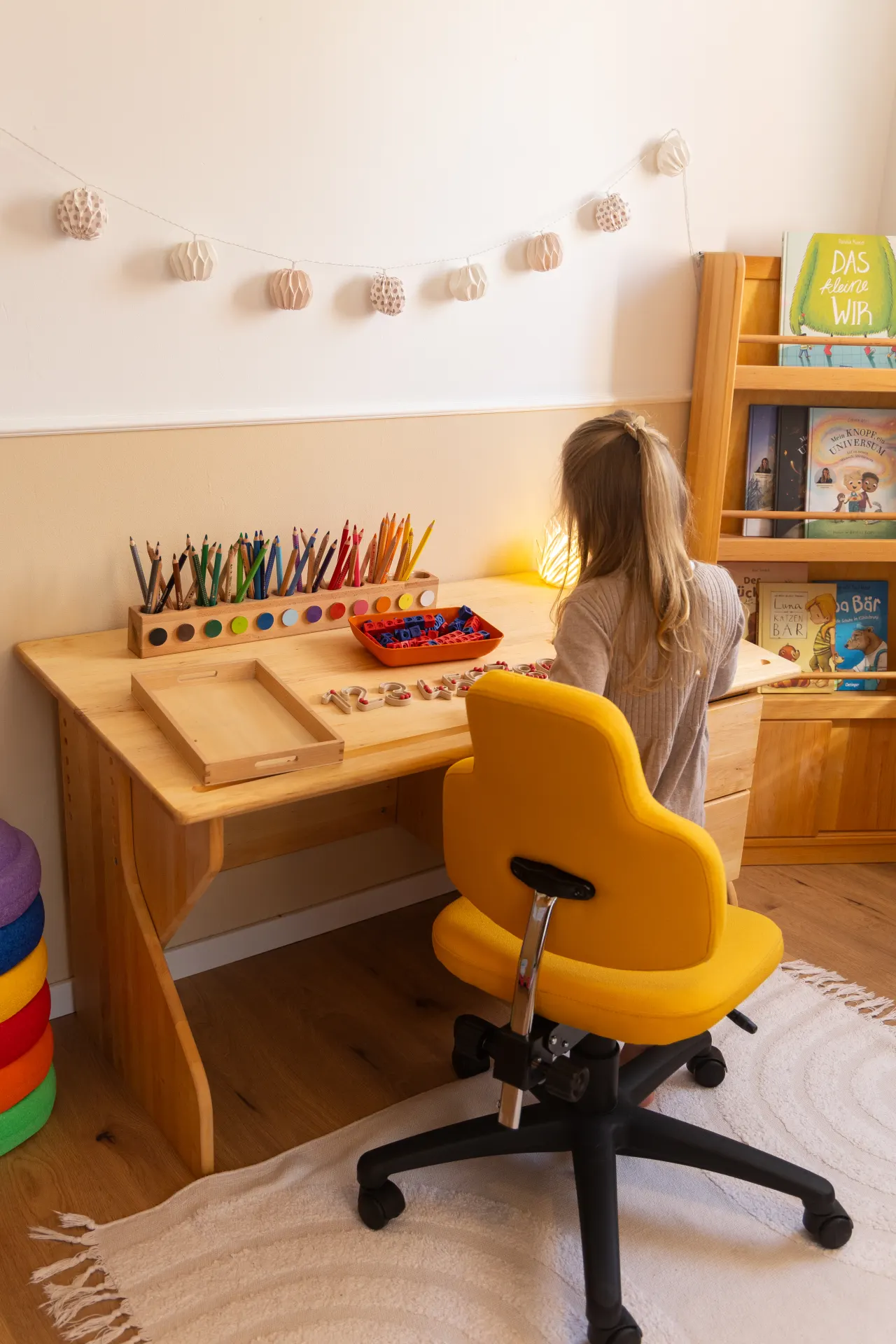 Holzschreibtisch in einem natürlich eingerichteten Kinderzimmer