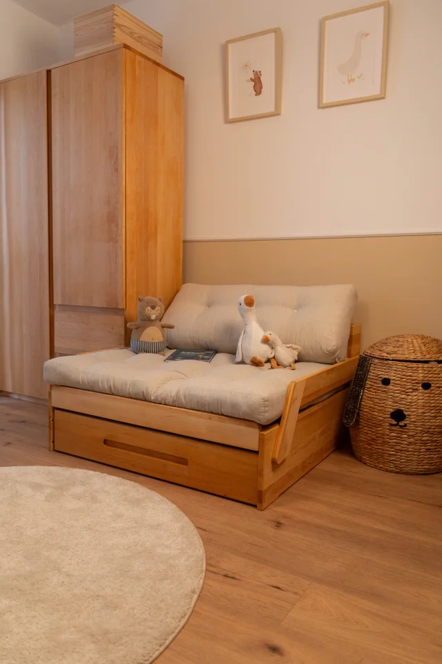Natürlich eingerichtetes Kinderzimmer mit Holzmöbeln und Spielzeug