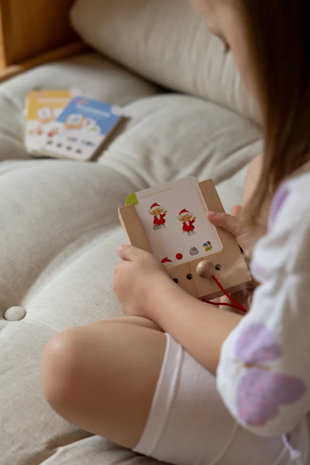 Kind spielt mit einem Lernspiel aus Holz des Kölner Lernspielverlags